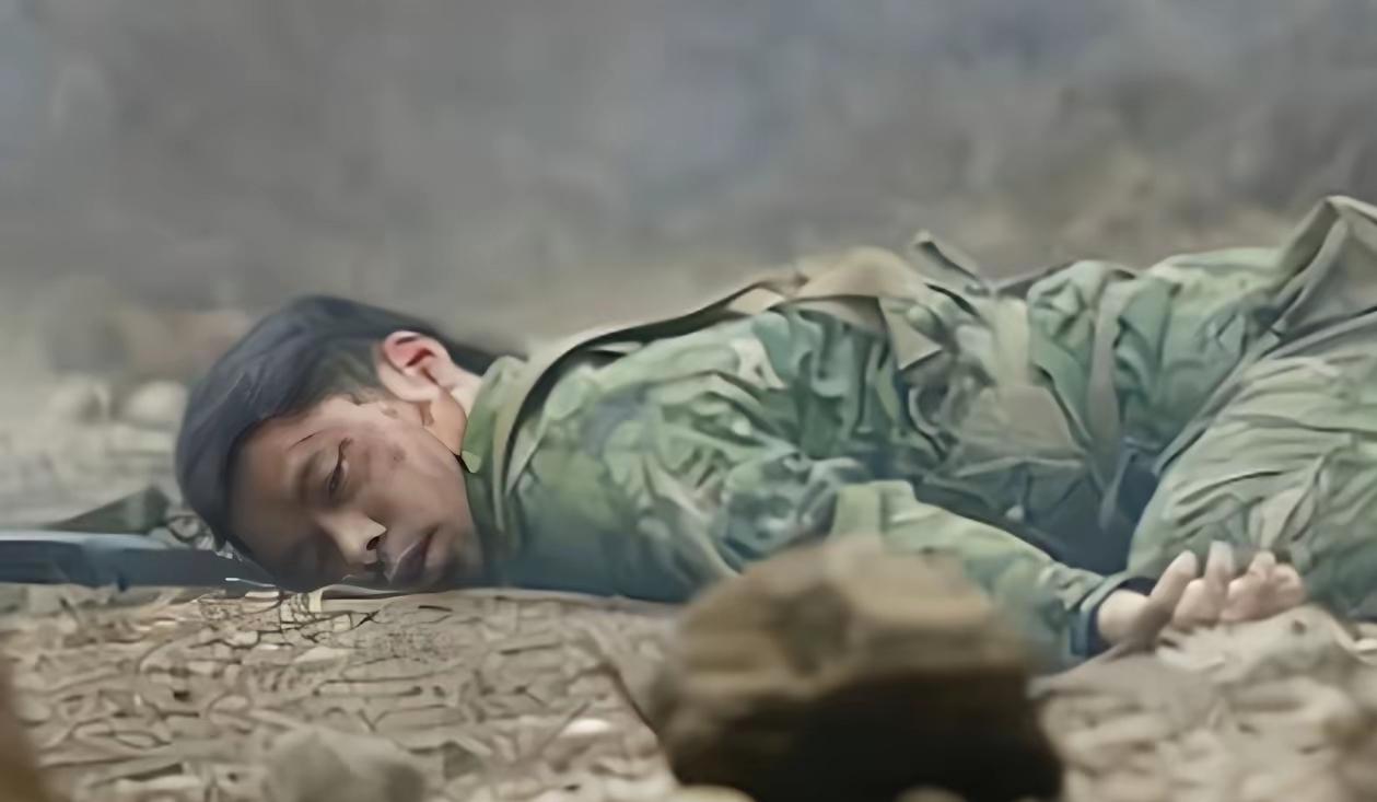 右腿被四发子弹贯穿后，他用止血带紧急包扎并炸毁首个暗堡。左腿遭炮弹炸断后，仍用手