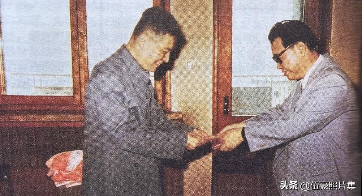 1986年7月15日，万里到301医院看望邓稼先的时候，告诉他国务院决定授予他全