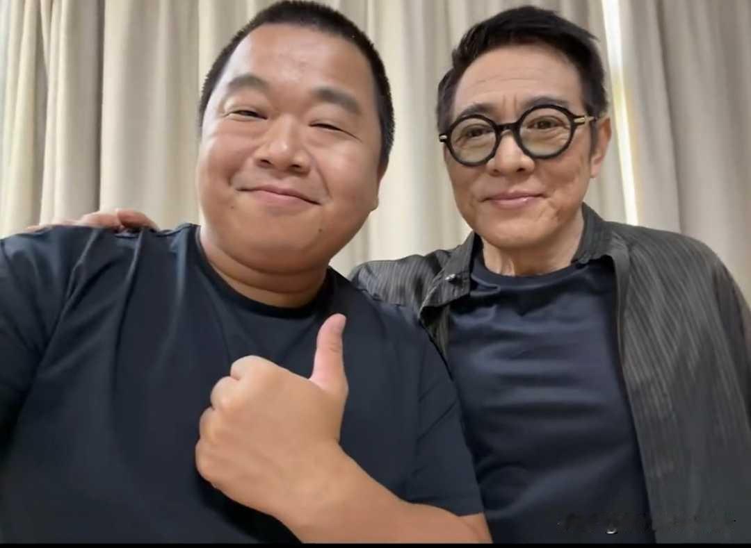 蓝战非太低调了，和李连杰合照，他说很荣幸，其实他的名气不比李连杰小。
如今时代不