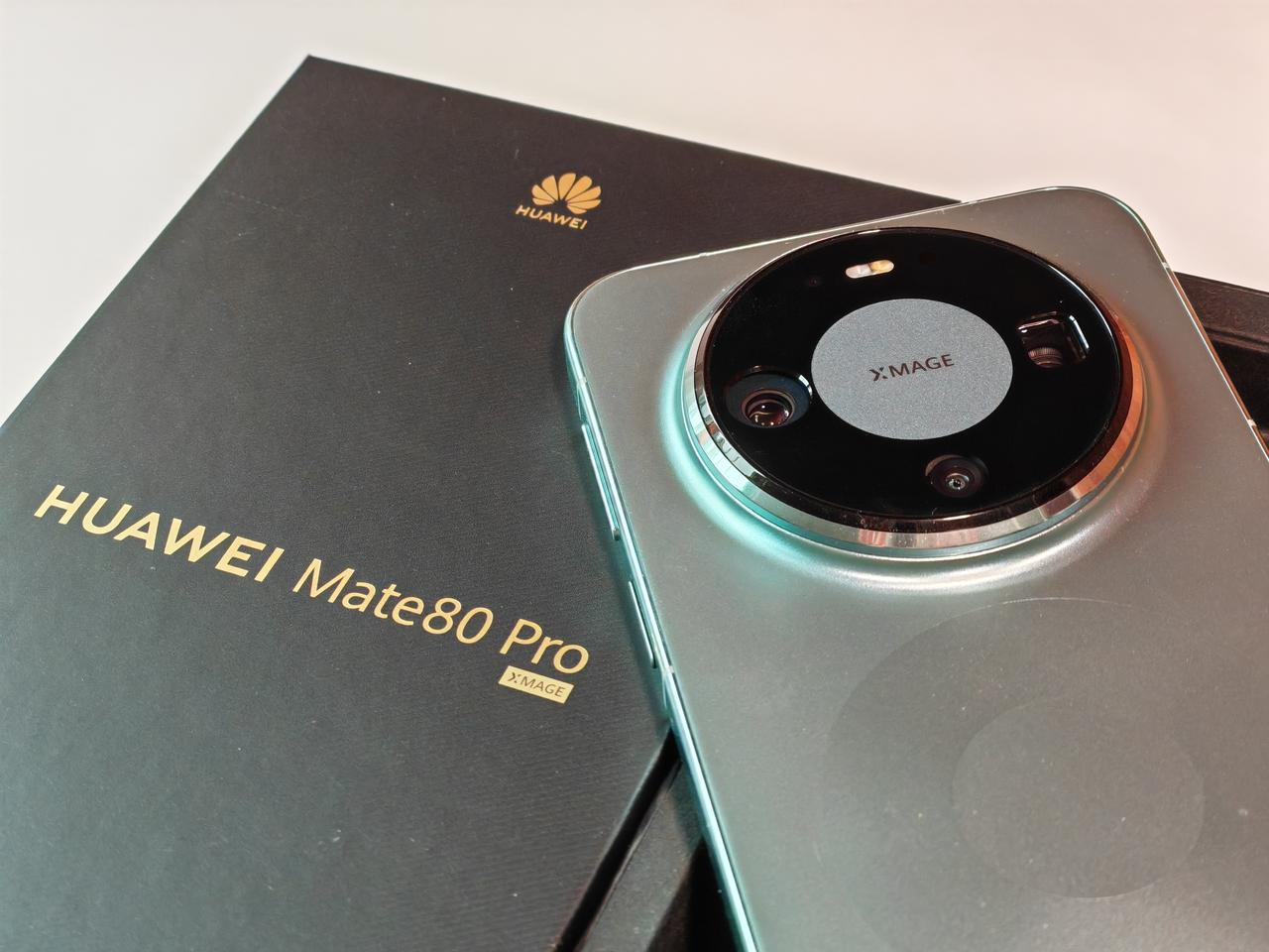 用了小半个月的华为Mate 80Pro，才想起来给它拍几张定妆照，云杉绿不愧是M