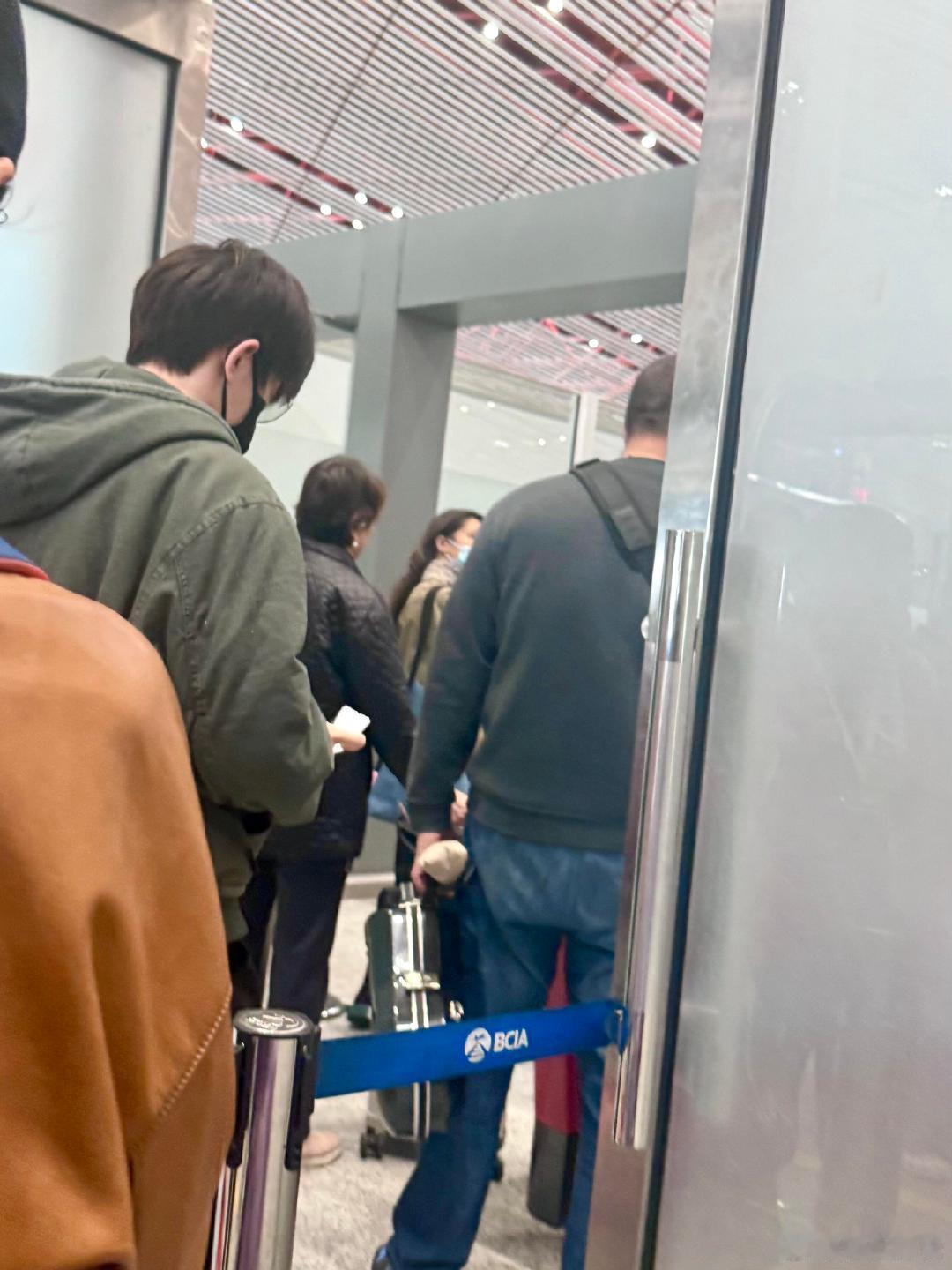 北京机场偶遇易烊千玺网友在北京机场偶遇易烊千玺，北京好啊，北京有易烊千玺。网友机