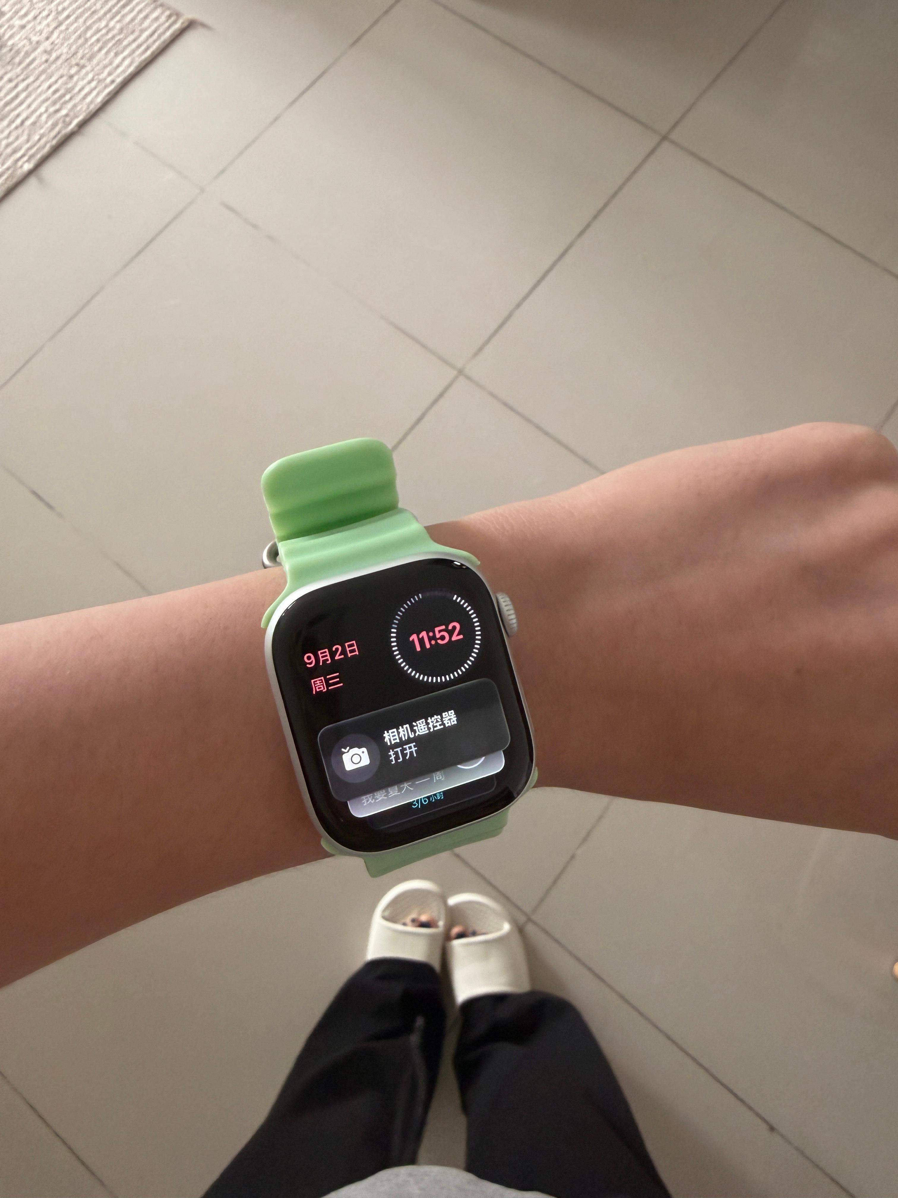 把我的手表给带了一会他就把我原本紫色的表带换成他这个丑不拉几的[怒][怒][怒]