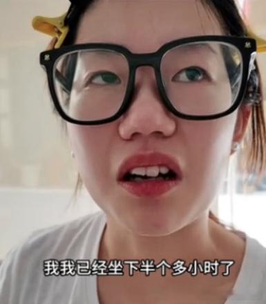 4岁男孩碰臀该不该较真拜托，当时那女的在往后退，小孩在跑，跑动中手挡一下要撞上的