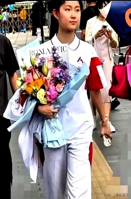 今年高考后，人大附中的马嘉仪被网友盯上了。
就因为采访里记者突然问她“一千万和清