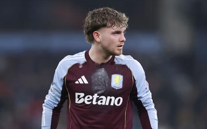 据《每日镜报》报道，因为租借合同中包含特殊条款，导致维拉不敢派埃利奥特代表球队登