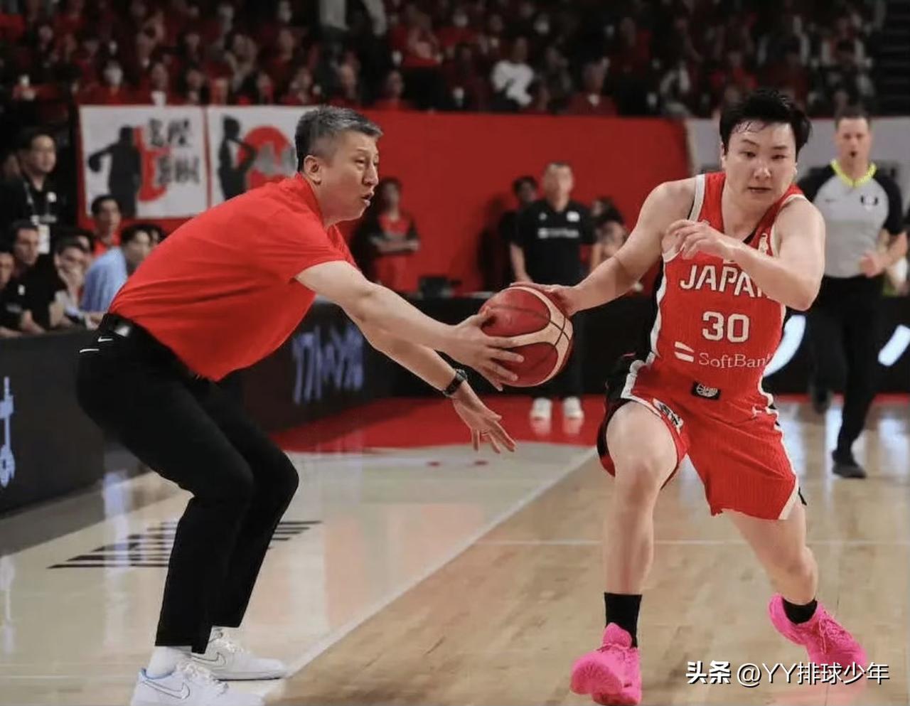 网友不断供稿，这个30号被郭指导彻底限制住了

男篮世预赛中日对决，中国男篮87