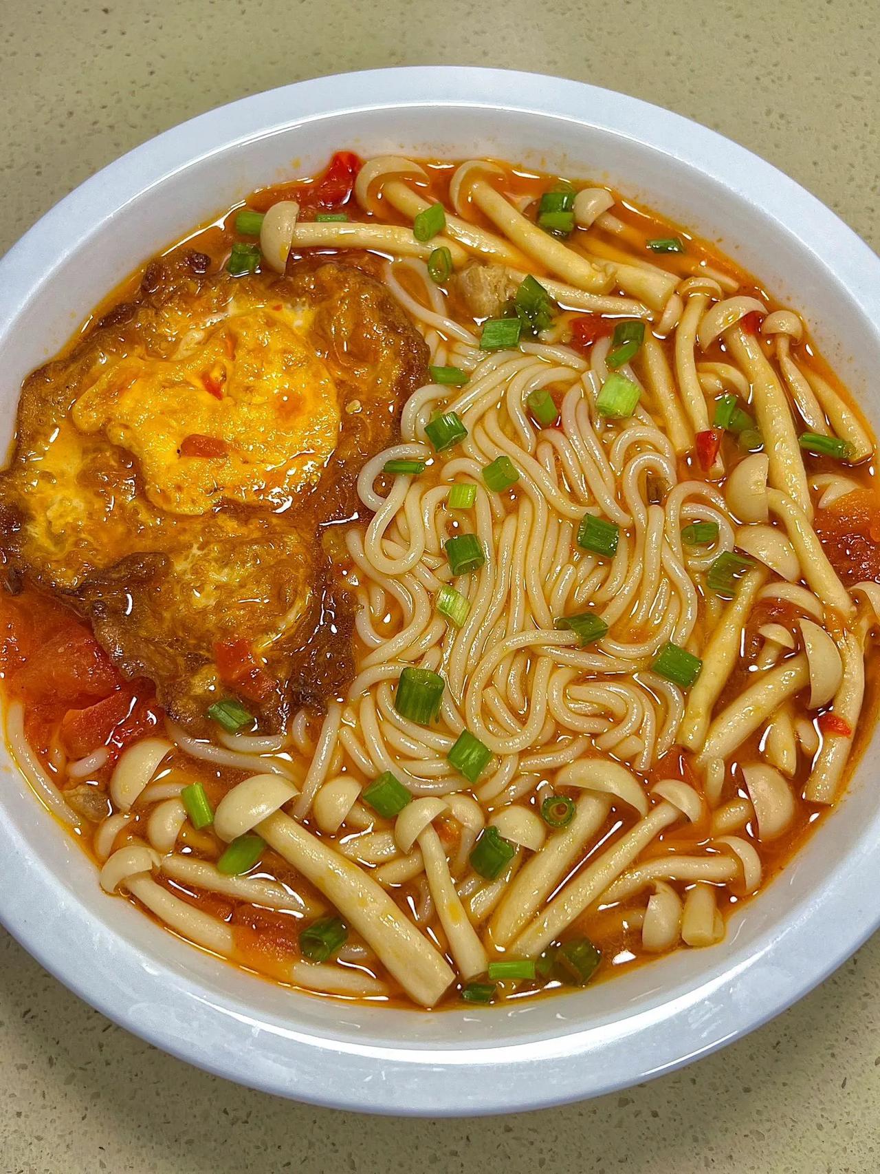 嘎嘎香~嘎嘎好吃~吃一次就让人难忘!
       这碗米粉看着平平无奇，但是就