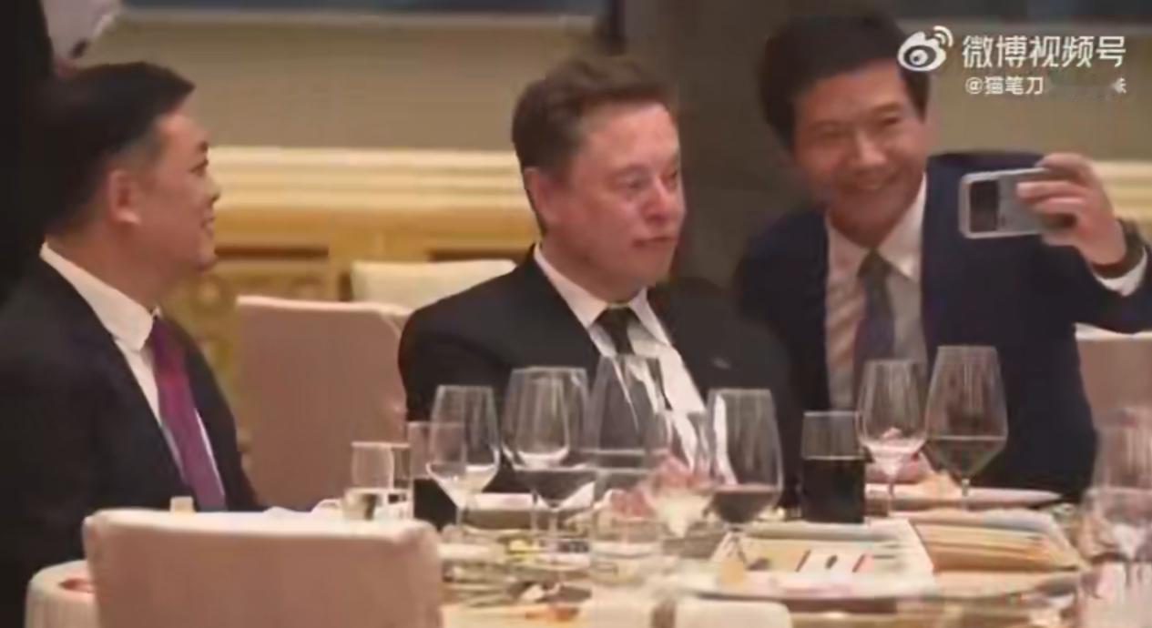 雷军找马斯克自拍，看懂的人都沉默了：这哪是追星，是中国企业家的「体面」与「清醒」