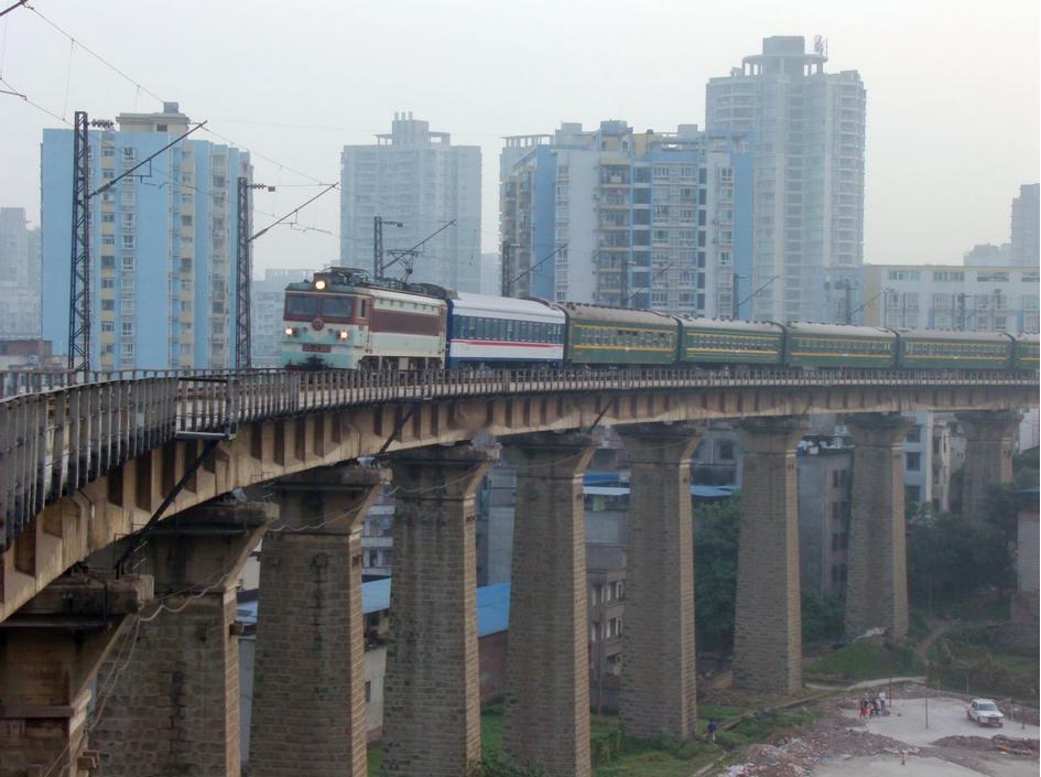 2010年在梨树湾大桥拍到重庆到昭通的K9402次列车，那次这趟车机后第一节蓝色