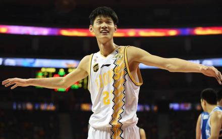 #CBA那些事#
国内球员前锋排名：
第一名：胡金秋，场均21.7分，8.9个篮