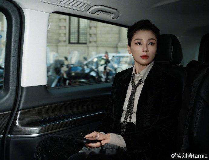 刘涛是来米兰谈收购的 OMG！涛姐亮相米兰时装周，黑西装搭配领带墨镜，又A又明媚