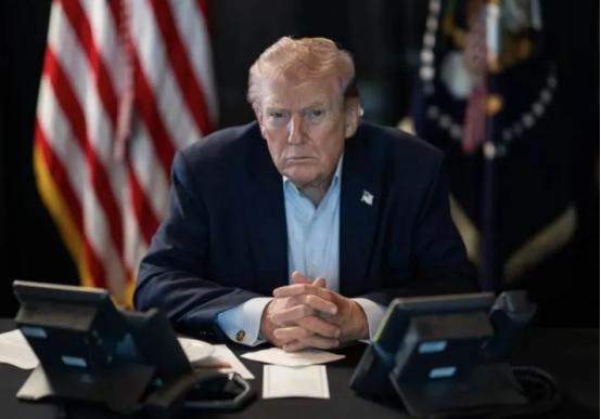 事出反常，必有蹊跷。
 
川普已经5天没有公开露面，上一次在公众面前露面，还是4