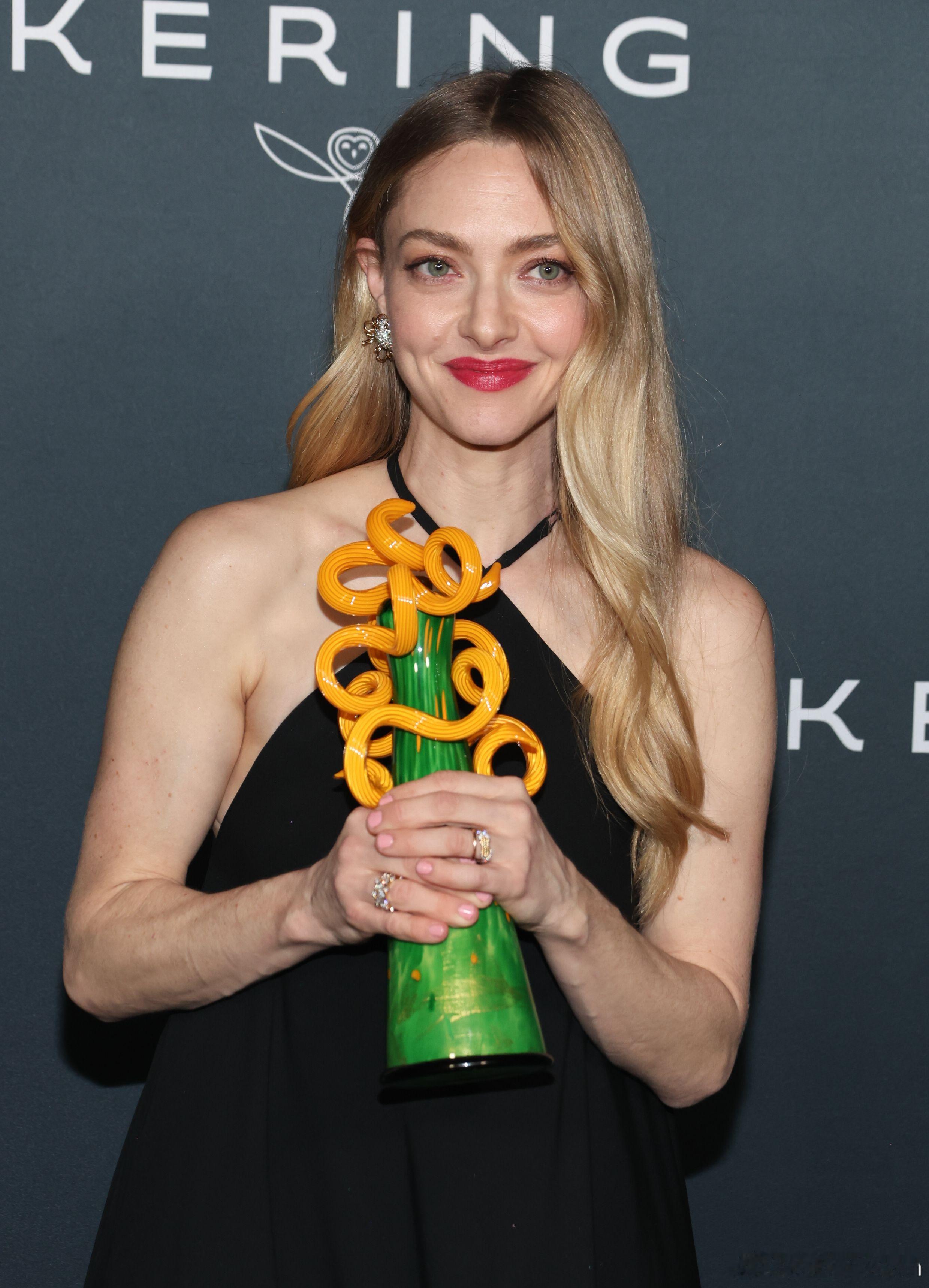 Amanda Seyfried阿曼达塞弗莱德今天在棕榈泉国际影展上收获了一座沙漠