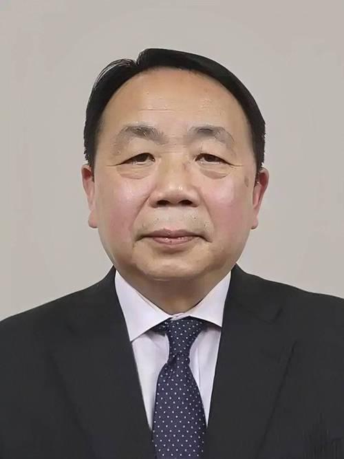 石平是何许人耶？一个靠攻击中国混饭吃的日籍华人。他是1962年出生的四川成都人，