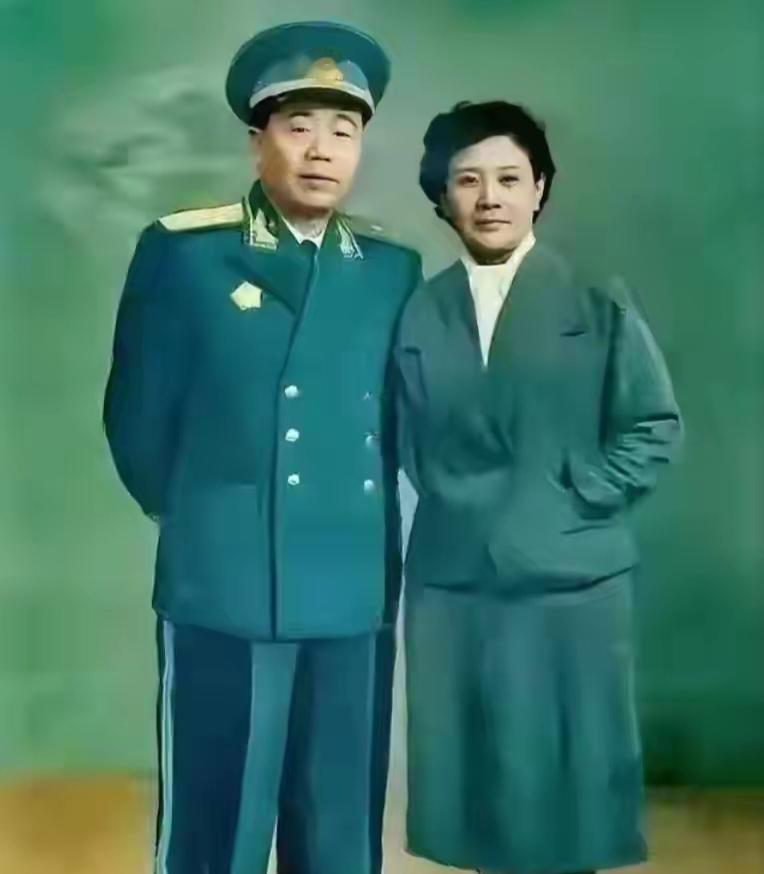 说起聂凤智的妻子何鸣，很多人认识她是从一张1955年的老照片开始的，照片里，33