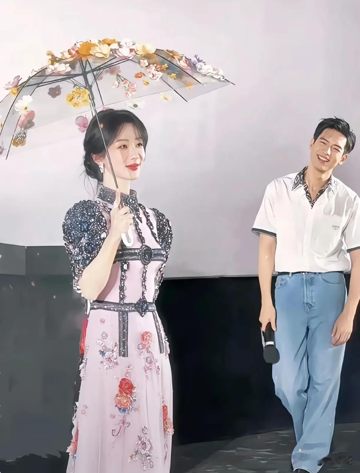磕到了，磕到了，杨紫一袭国风裙，撑一小花伞，美呆了，瞧瞧李现笑得不值钱的样子[耶