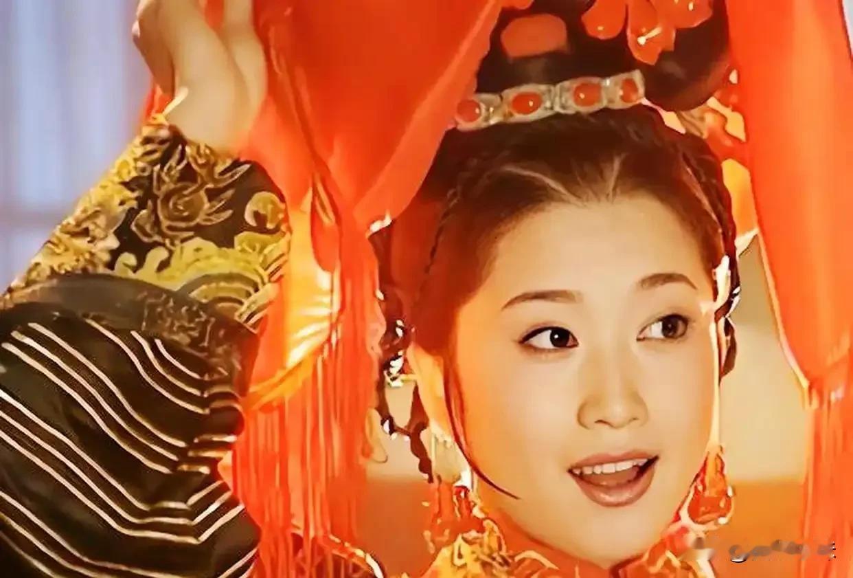 1665年，康熙娶了12岁的赫舍里氏，洞房时已经等不及的赫舍里氏自己扯下了盖头，