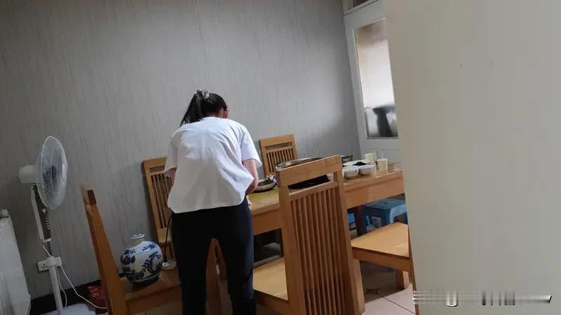 给女人钱是维持关系的捷径吗？
说实在的，钱能解决柴米油盐的刚需，却填不满情绪里的