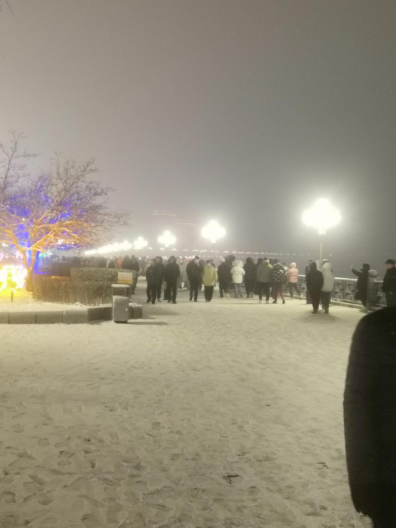 正月十五元宵节夜，吉林市虽飘着大雪，夜晚却依旧精彩纷呈！

在吉林地区，有初一十