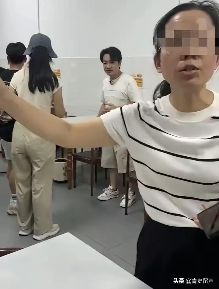 王祖蓝吃粉这件事，最惨的，
不是被质疑耍大牌，不是被赶走的顾客，
也不是赶人的工