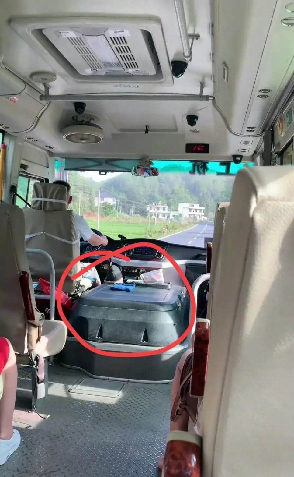 翻到过去的一张老照片。貌似以前的公交车上都有这么一大块凸起。一直不明白这块地方是