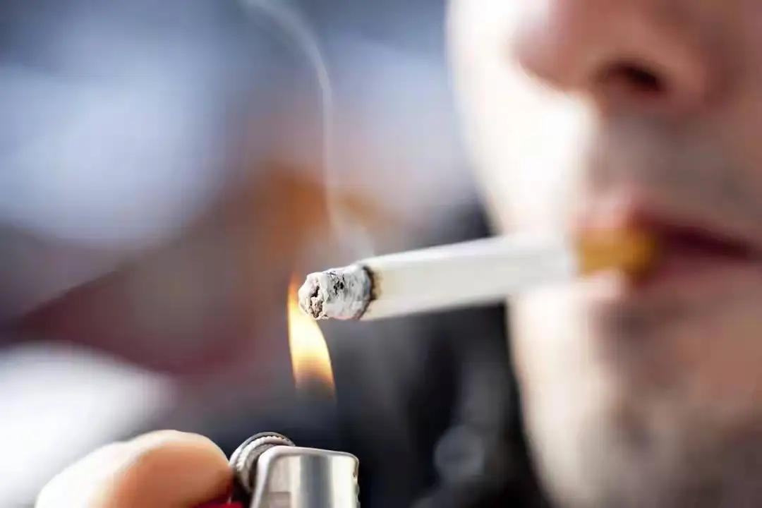《掐灭烟头，留住春天》

人间百态，烟火氤氲。有人爱茶，有人嗜酒，偏偏有人把香烟