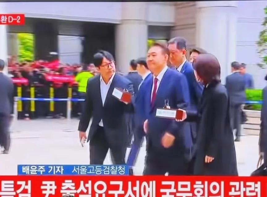 尹锡悦把保卫处和警察厅八个人给告了，这些人就是以前负责保卫他安全的人员，说他们泄