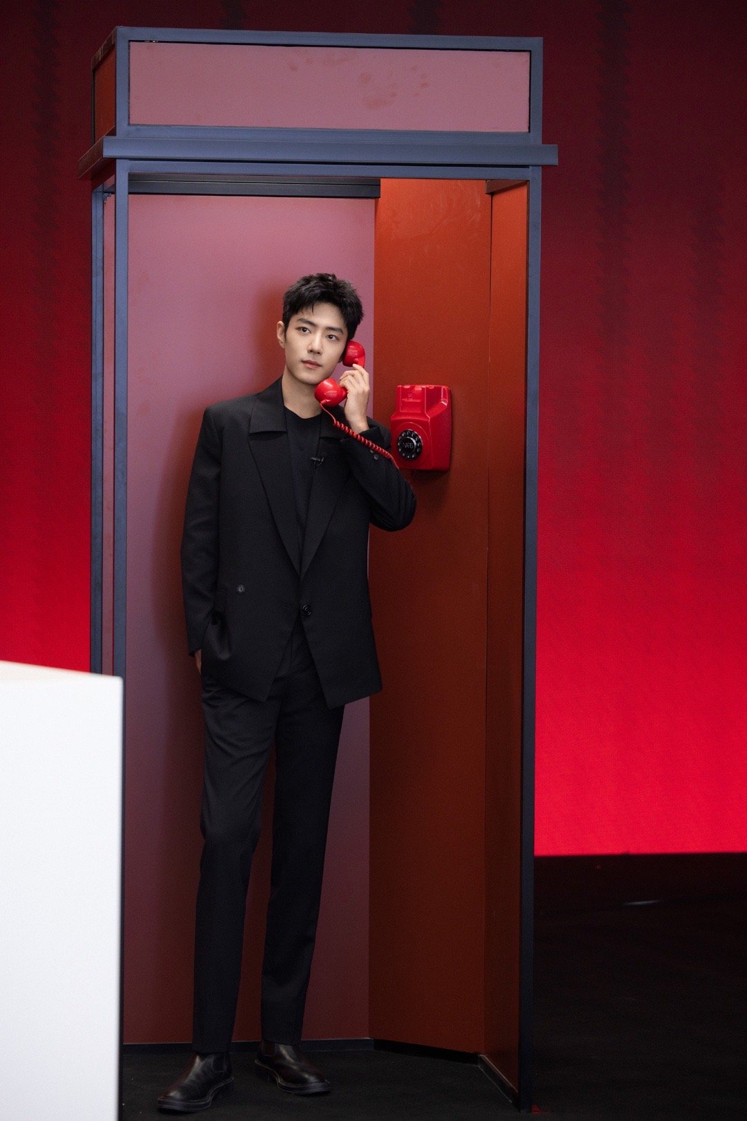 #肖战[超话]##日常见肖战# 挥别秋风，在初冬寻觅一抹色彩的无限可能 ​​​