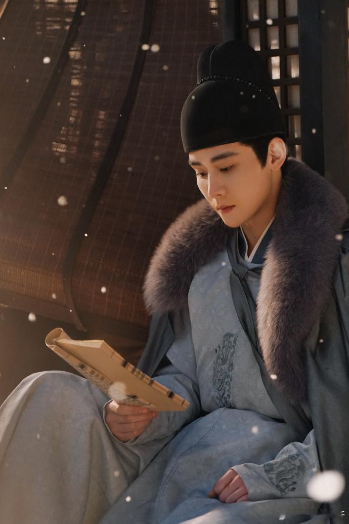 任豪归来仍是拍立得战神 面对镜头的时候任豪还是太游刃有余了，怎么拍都让人眼前一亮