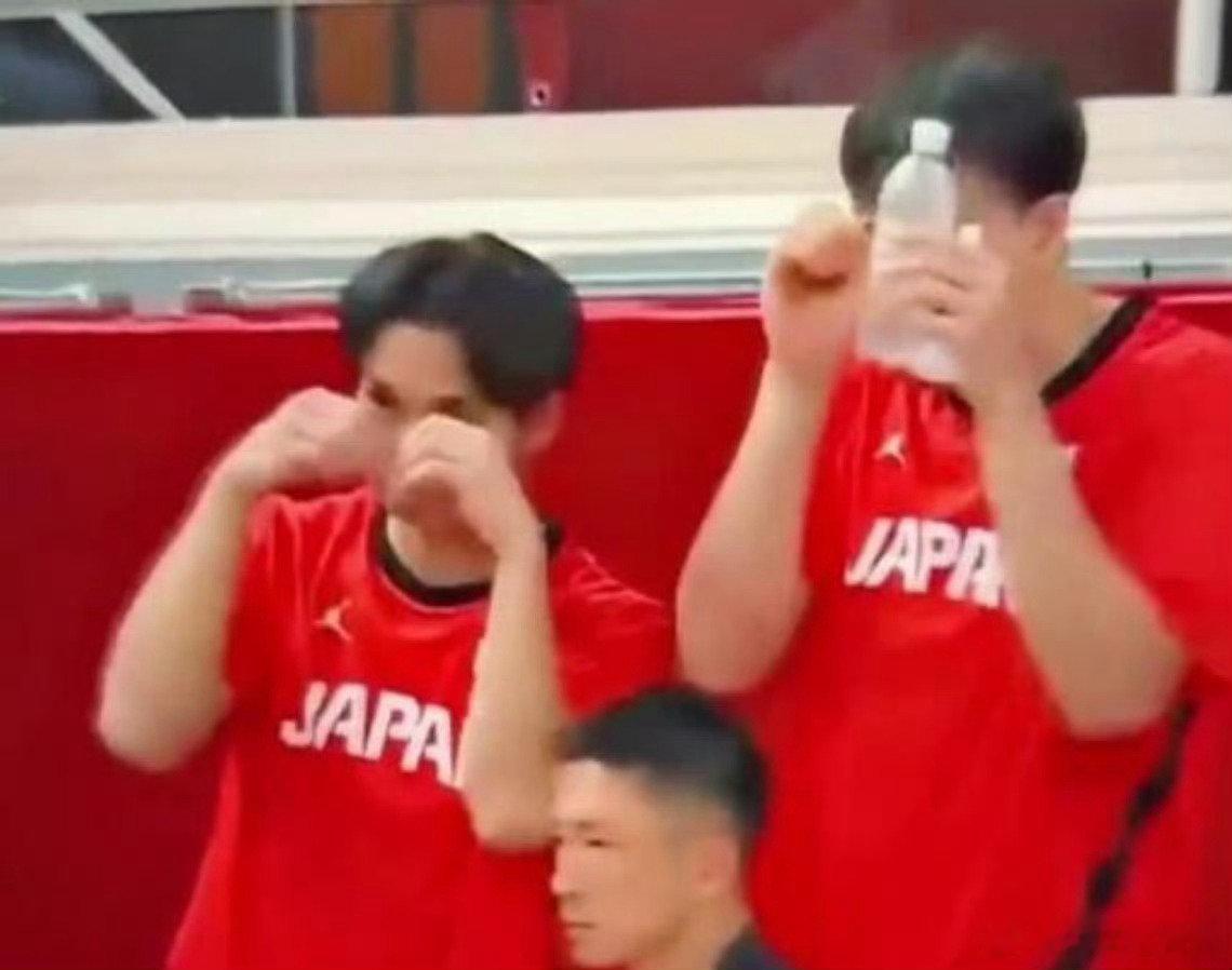 中国男篮惨败被日本球员嘲讽 这个我印象深刻，不是嘲讽，这球是日本后卫一个非常漂亮