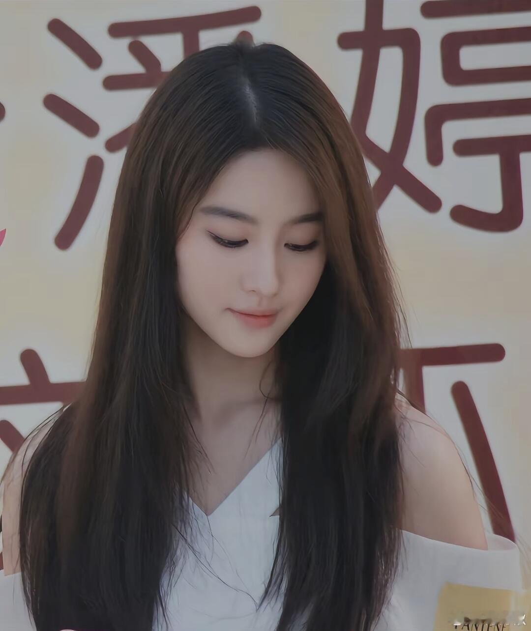 跟朋友聊天，她跟我说她从来不想家。我说为什么呀？她说她小时候啊，家里对她特别严厉