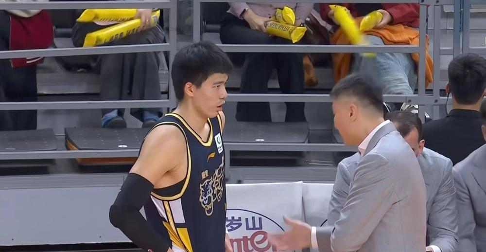 都说广东打广州要赢15分，可你看见杜锋凌晨2点还在干嘛吗？他带着教练组，一遍遍倒