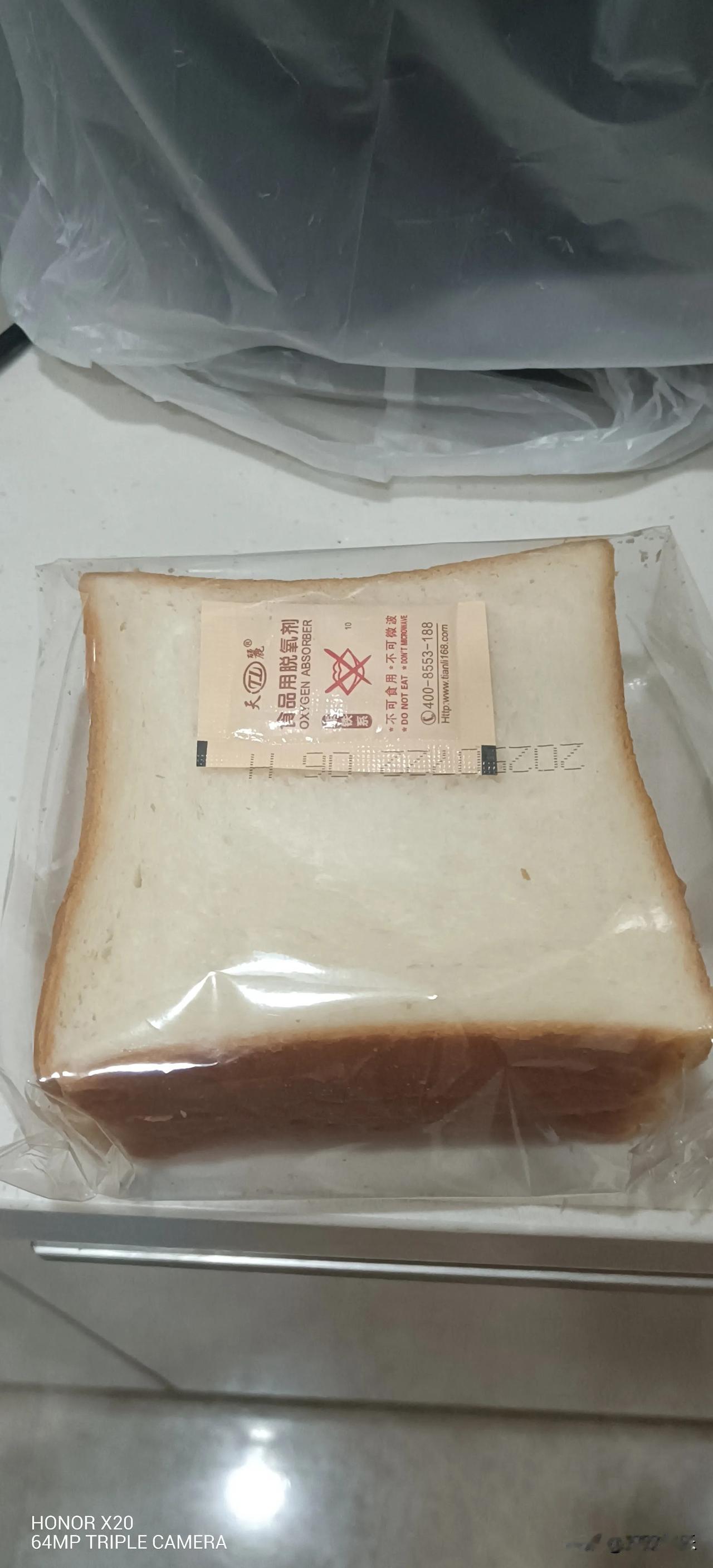 今早餐吃面包牛奶吧。这样的早晨，简单得让人心里发暖。今早阳光早餐 小面包早餐 牛