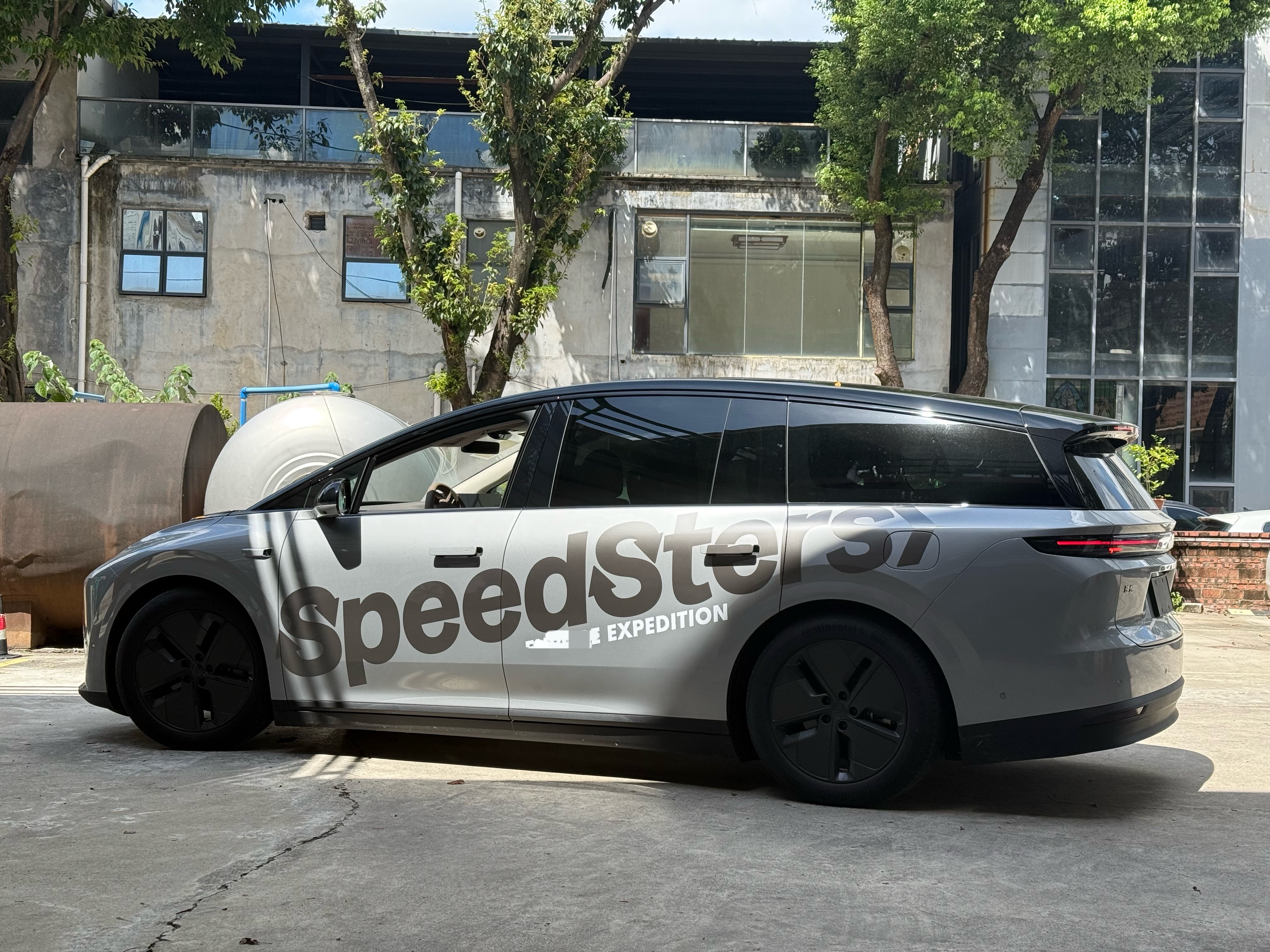 给 i8 简单做个拉花，不得不说，Speedsters 的 logo 怎么贴都好