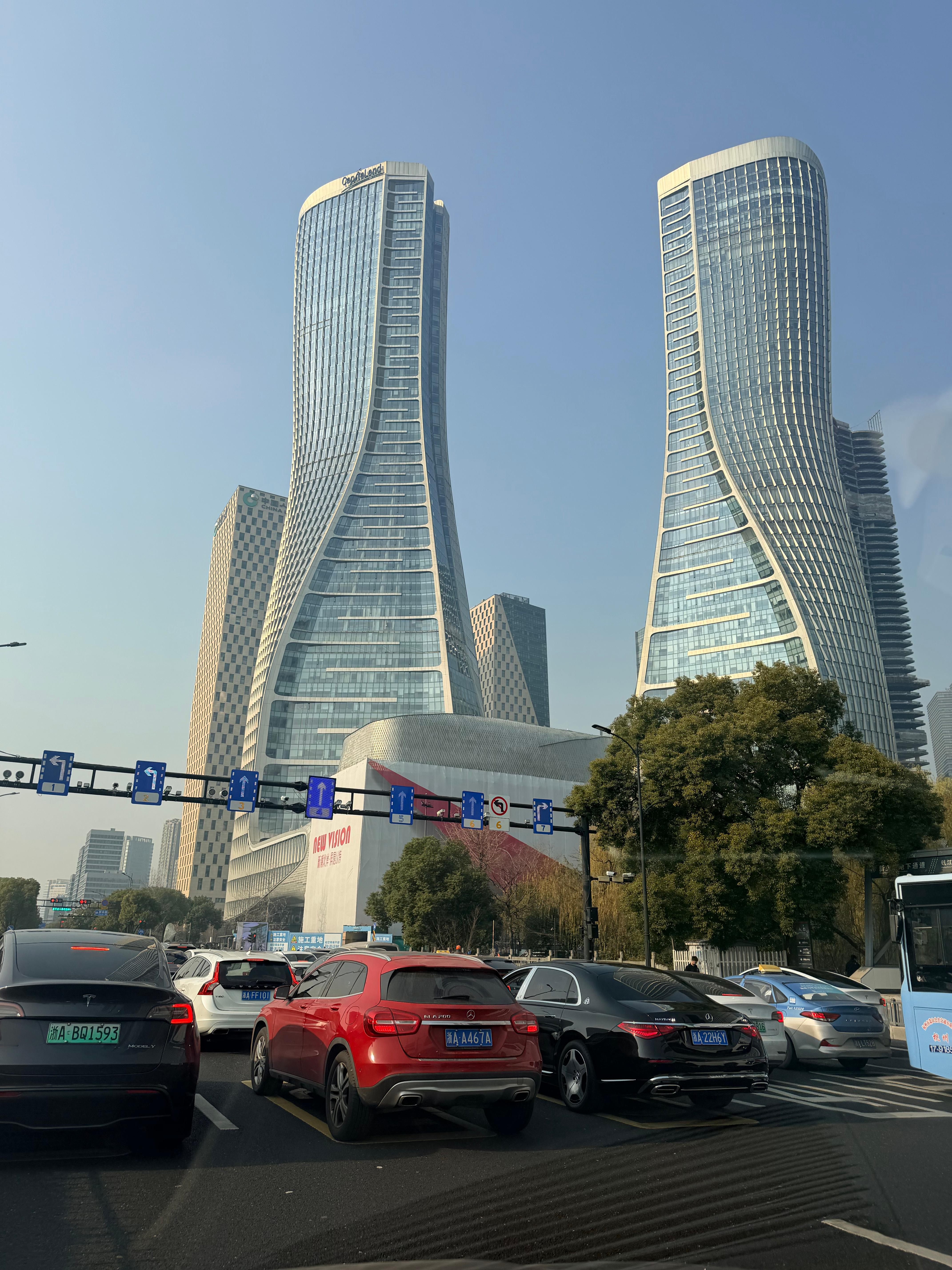 我又进城了，是杭州的地标建筑:杭州来福士两个啤酒瓶地标建筑杭州 