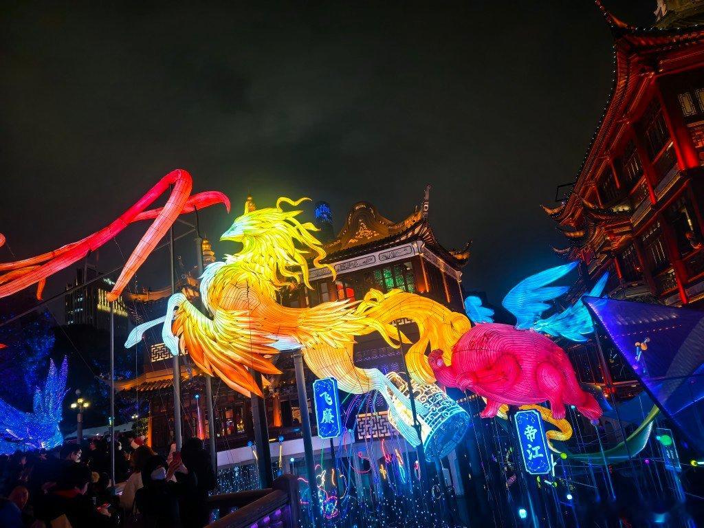 来上海这么多年，第一次进到豫园九曲桥这里。现在灯会要收钱了。 