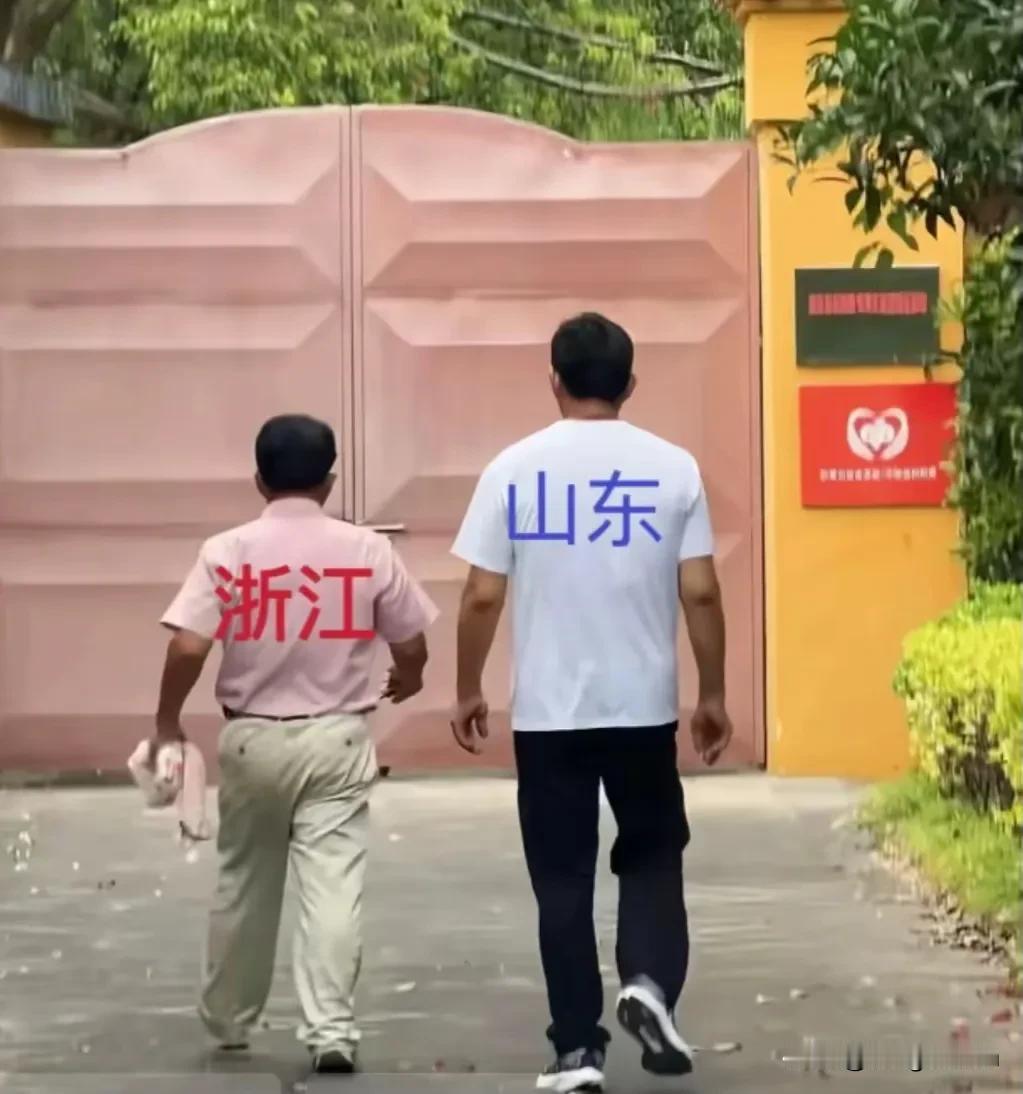 看背影，弟弟不但个子高，而且感觉非常壮。


山东大汉！

弟弟自己说，自己才1