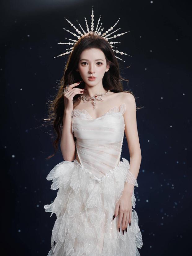 张予曦白裙写真美出圈，怀抱同款玩偶像神女下凡

张予曦在圈内一直很拼，从模特转型