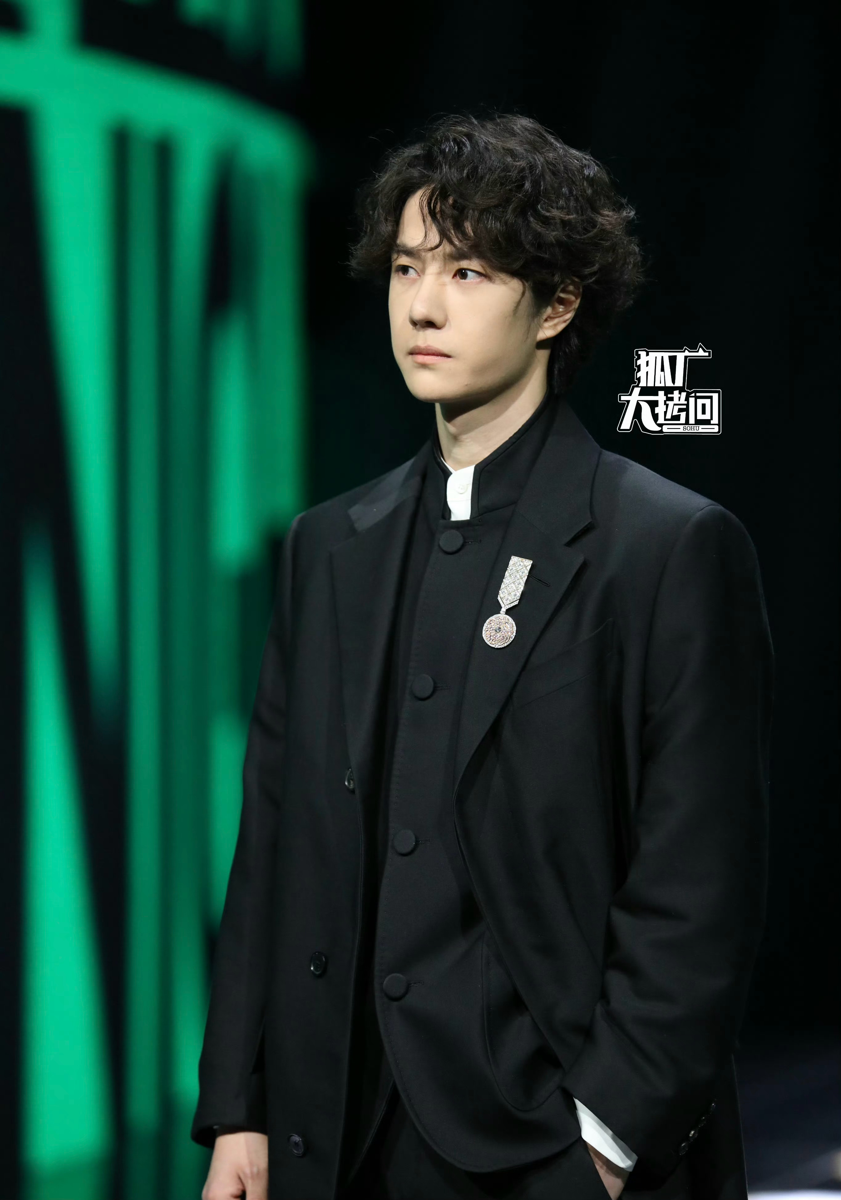 肖战王一博的生图来了，谁的状态 ok？肖战 害羞笑王一博 中山装