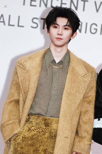 马嘉祺名利场贵公子 马嘉祺在名利场里真的是太有范儿了！他穿着华丽的礼服，仿佛是从