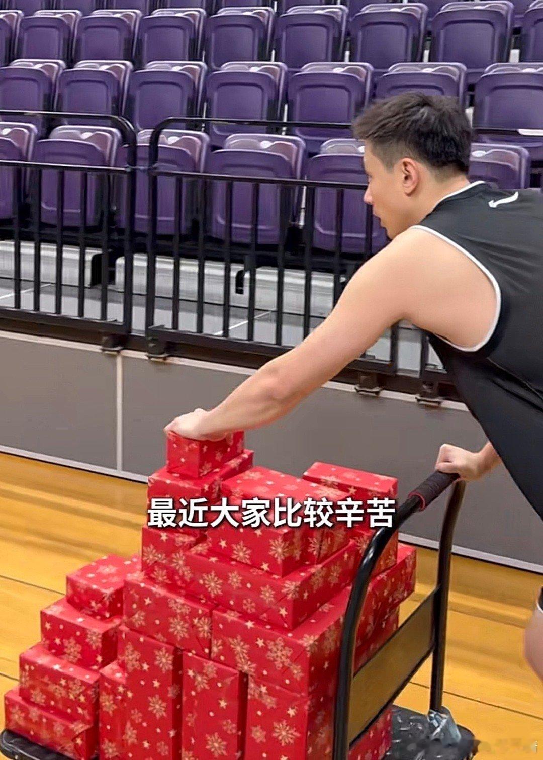 辽宁男篮赵继伟 继伟这礼物的量，除了圣诞老人真的没有第二人了吧？ 