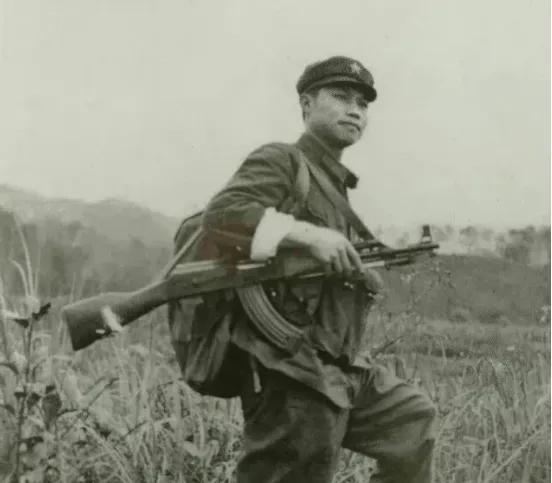 1981年参加过越南自卫反击战的申石头，复员转业回家，发现自己亲手垫出来的宅子，