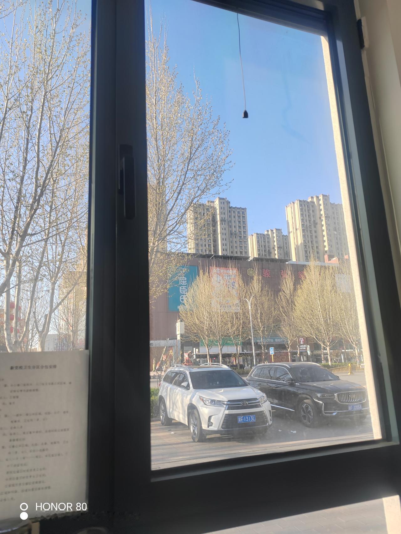 北京的秋天，简直是人间绝景。老舍说北平之秋是人间天堂，真是一点没错。秋风一刮，故