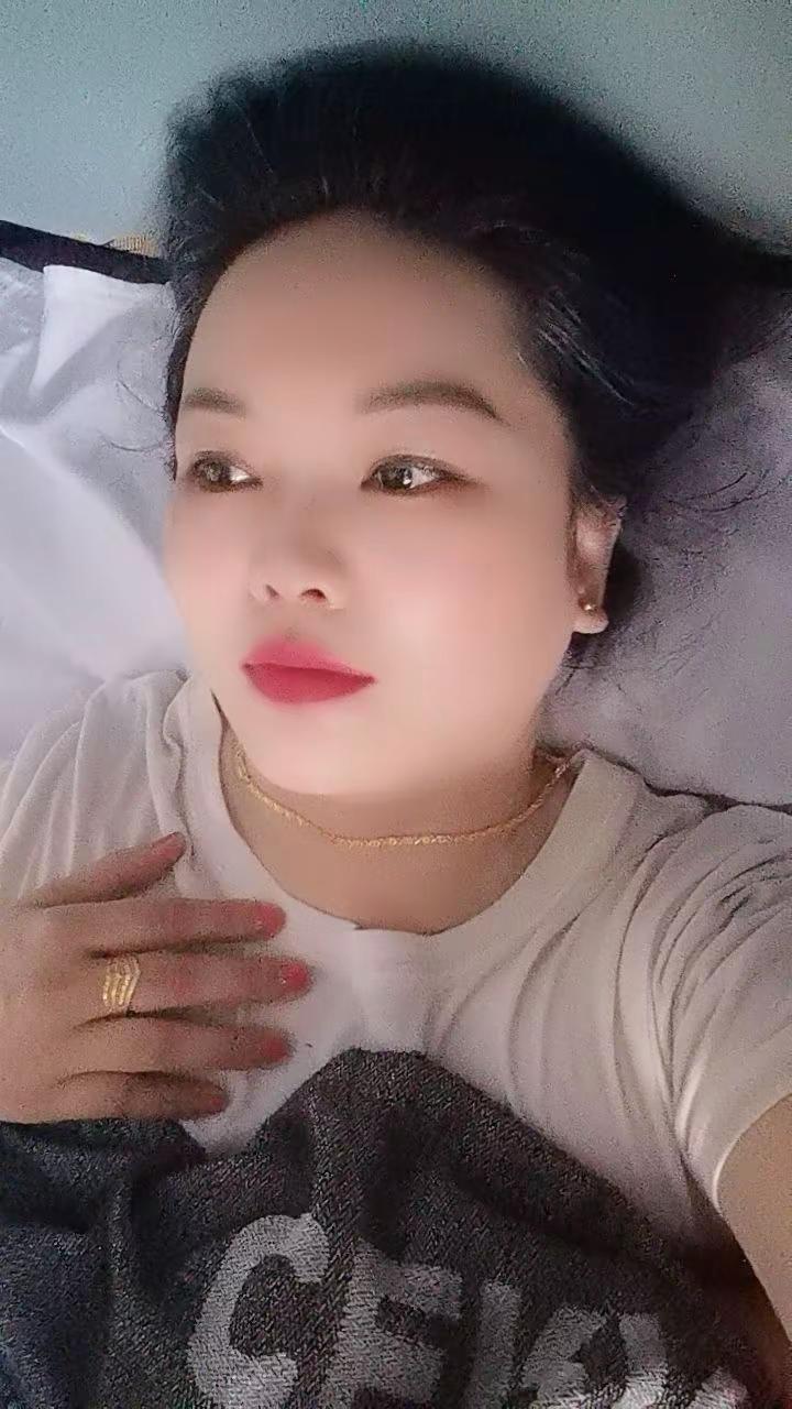 有人说一个女人太强势，会毁掉一个家，那都是放屁，女人强势，后面都有一个担不起责任