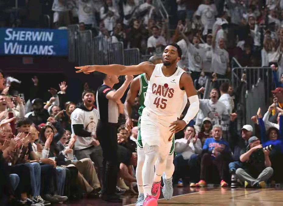 骑士真的太弱了，米切尔在这里没发展，会在休赛期选择离开吗？
第一，骑士阵容也不差