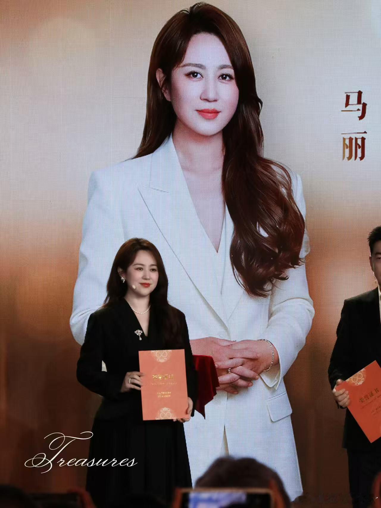 马丽成功女人的背后是她自己马丽既能演活喜剧让人捧腹，又能深刻解读电影，真诚又有力