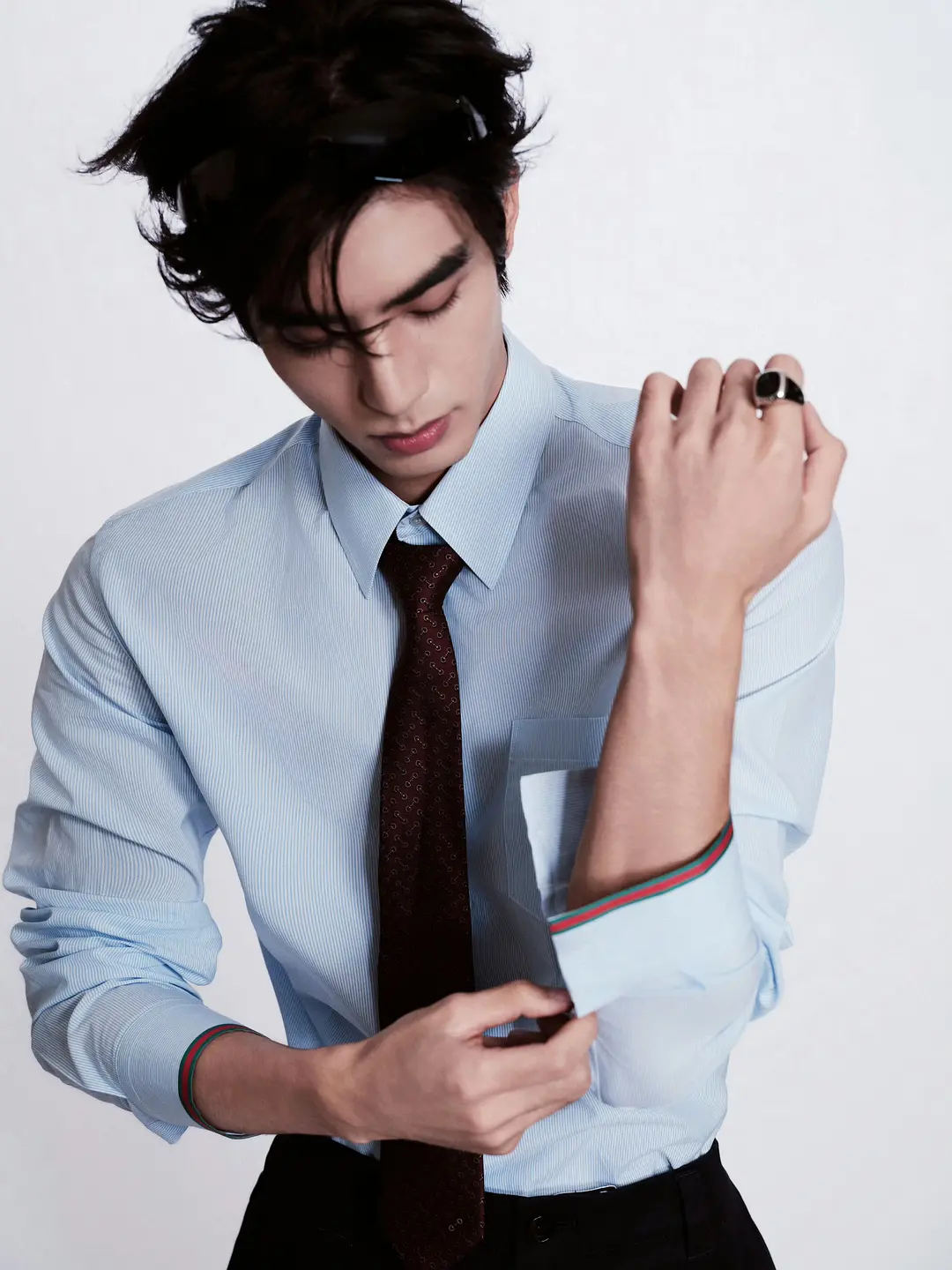 对宋威龙这张脸我真的说不出一句重话…帅的很客观，帅的很男人，男人中的男人 