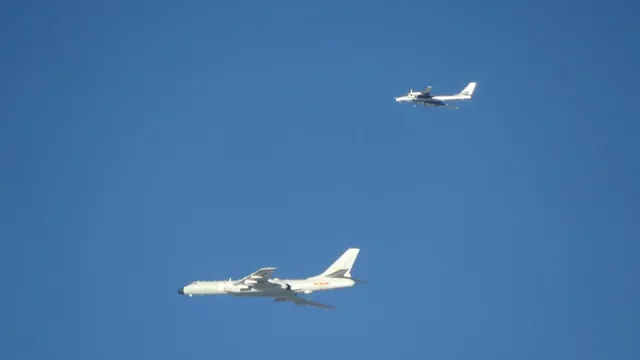 【日本航母全副武装出港，中俄战机空中会师，中日锁定第一战场？】中俄战机空中会师，