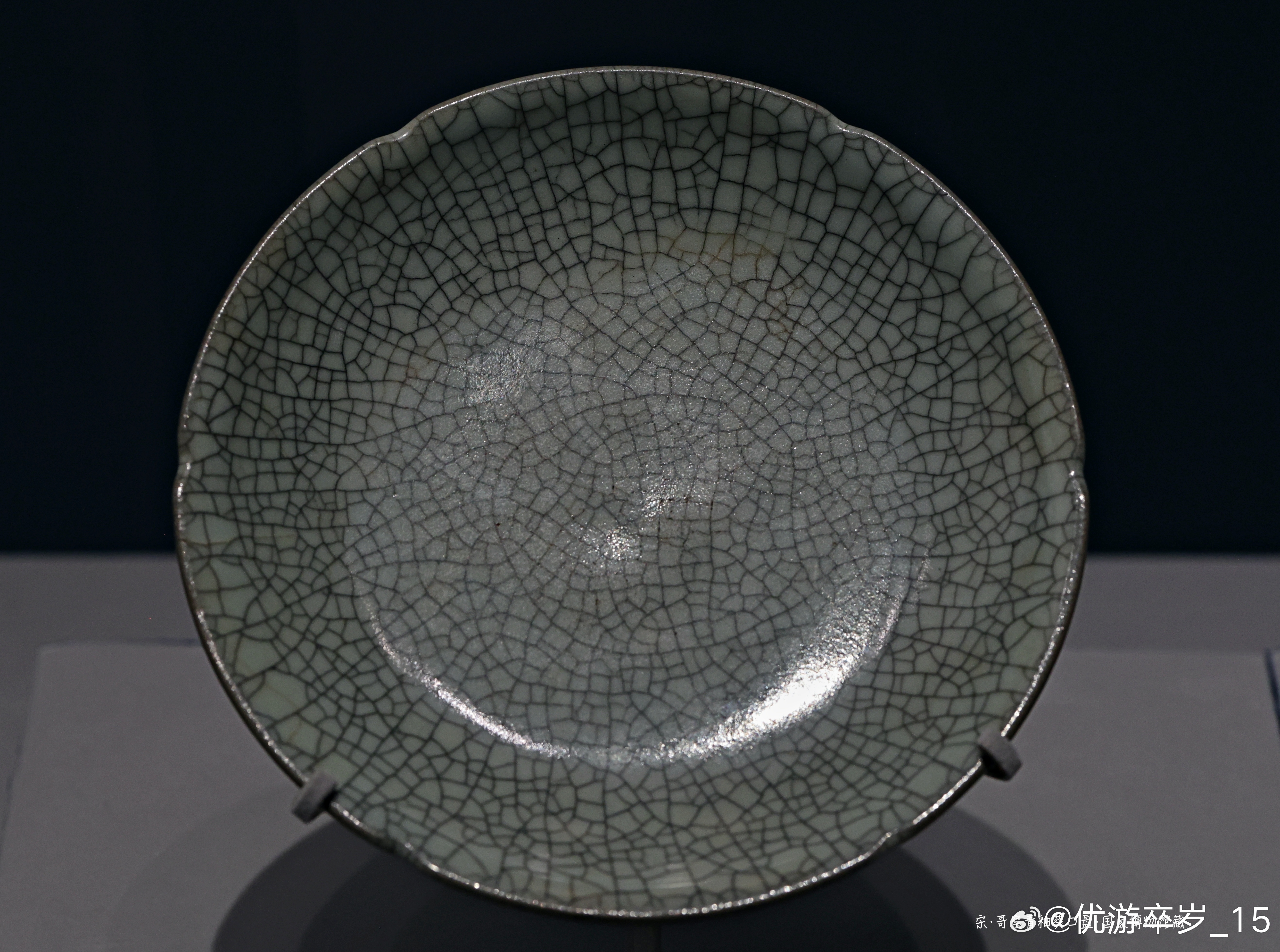 哥窑青釉葵口盘 宋 （公元960-1279年）国家博物馆藏此盘高3.5厘米，口径