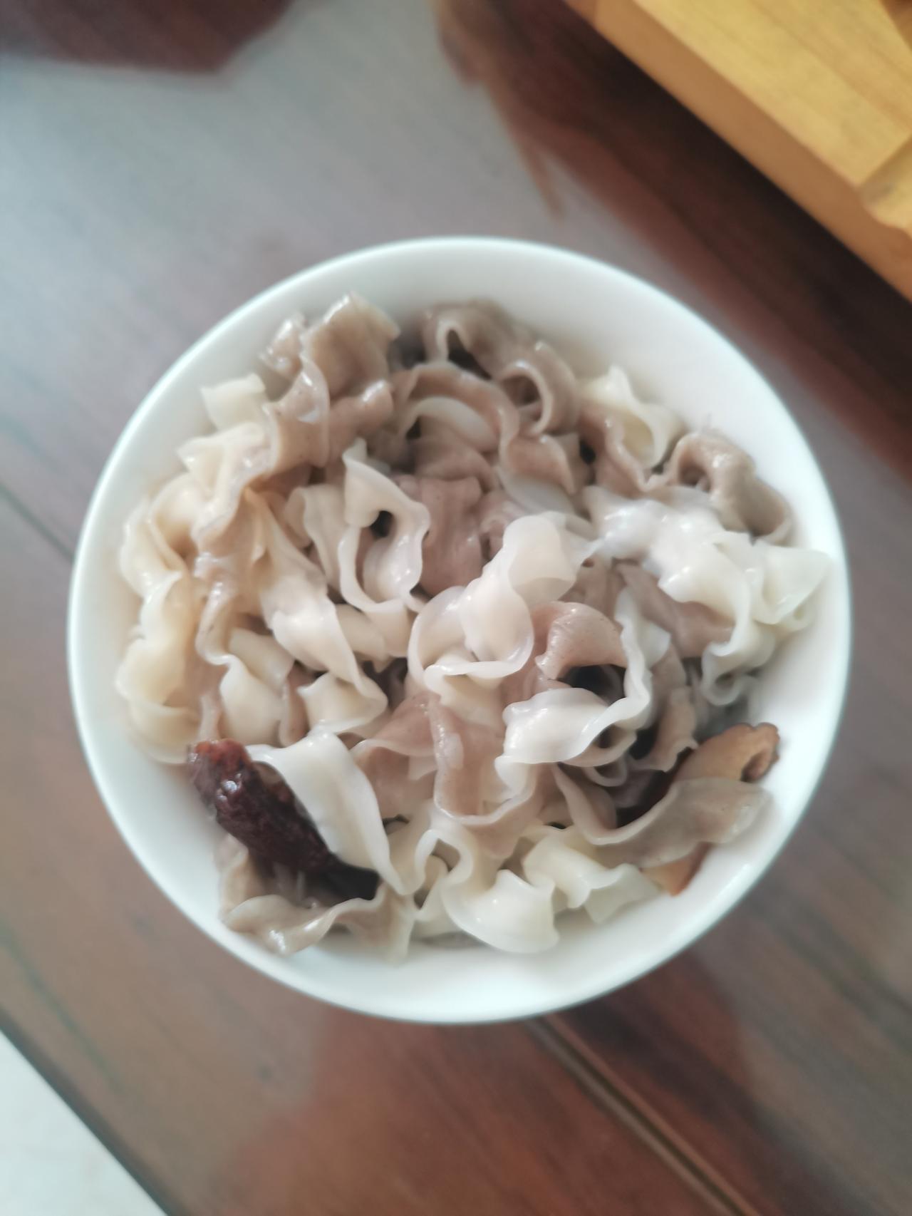 《七律～素食情怀双色面》

明窗入画九光毫，
小院升烟一品糟；
淡饭无油双色面，